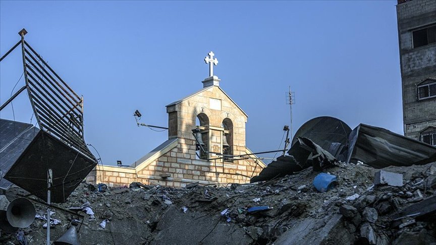 Gereja St. Porphyrius di Gaza di antara puing-puing bangunan yang hancur akibat serangan Israel. Foto: Istimewa