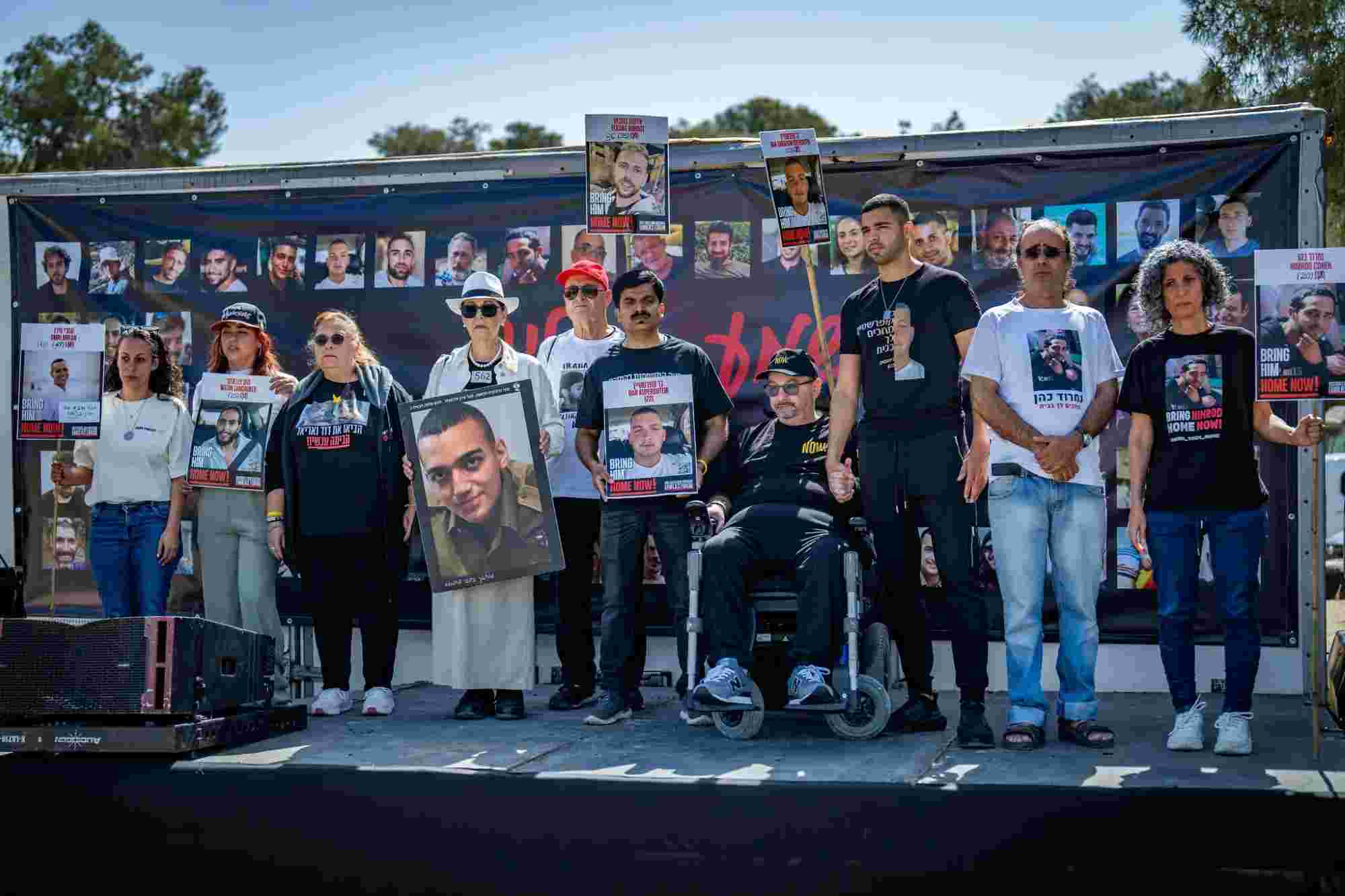 Keluarga para sandera Israel berdemo dekat perbatasan Gaza, Minggu (20/4/2025), tuntut pemerintah Israel segera tukar tahanan dengan Hamas. (Erik Marmor/Flash90)