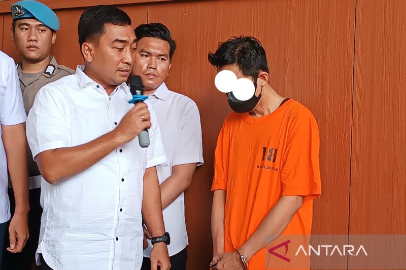 Kasat Reskrim Polres Metro Jakarta Pusat AKBP Muhammad Firdaus (kiri) saat bertanya kepada tersangka di Jakarta, Senin (21/4/2025). ANTARA/Khaerul Izan