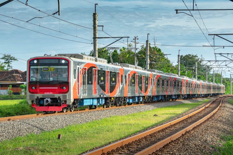 KAI Commuter uji KRL buatan INKA untuk lintas Jabodetabek. (ANTARA/HO-Humas KAI)