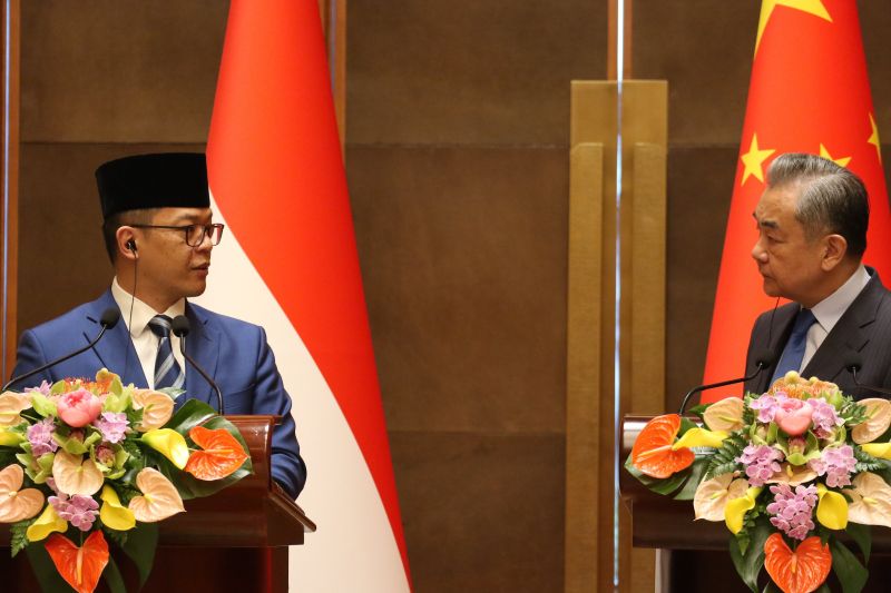 Menteri Luar Negeri China Wang Yi dan Menlu Sugiono dalam konferensi pers bersama di Wisma Negara Diaoyutai, Beijing pada Senin (21/4). (ANTARA/Desca Lidya Natalia)