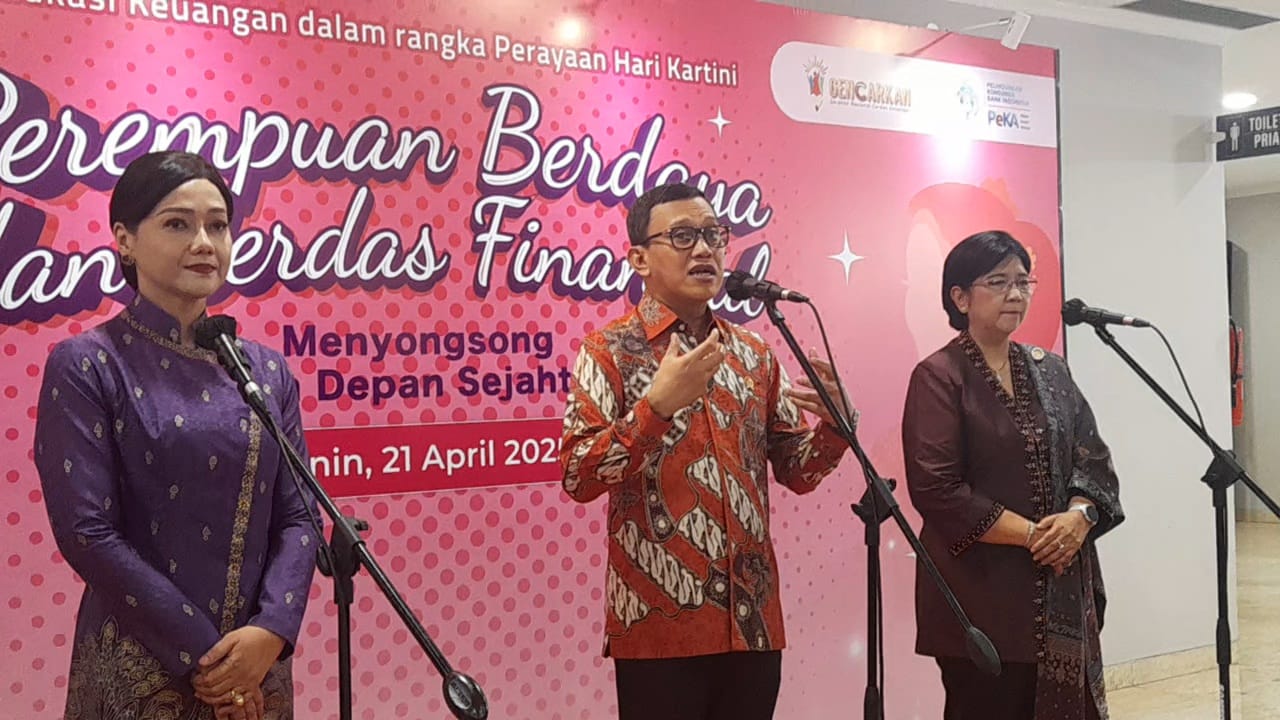 OJK, BI, dan Kementerian P2MI dalam "Kegiatan Edukasi Keuangan bagi Pekerja Migran Indonesia (PMI)" di Kementerian Keuangan, Jakarta, Senin (21/4/2025). (Fakta.com/Kania Hani Musyaroh)