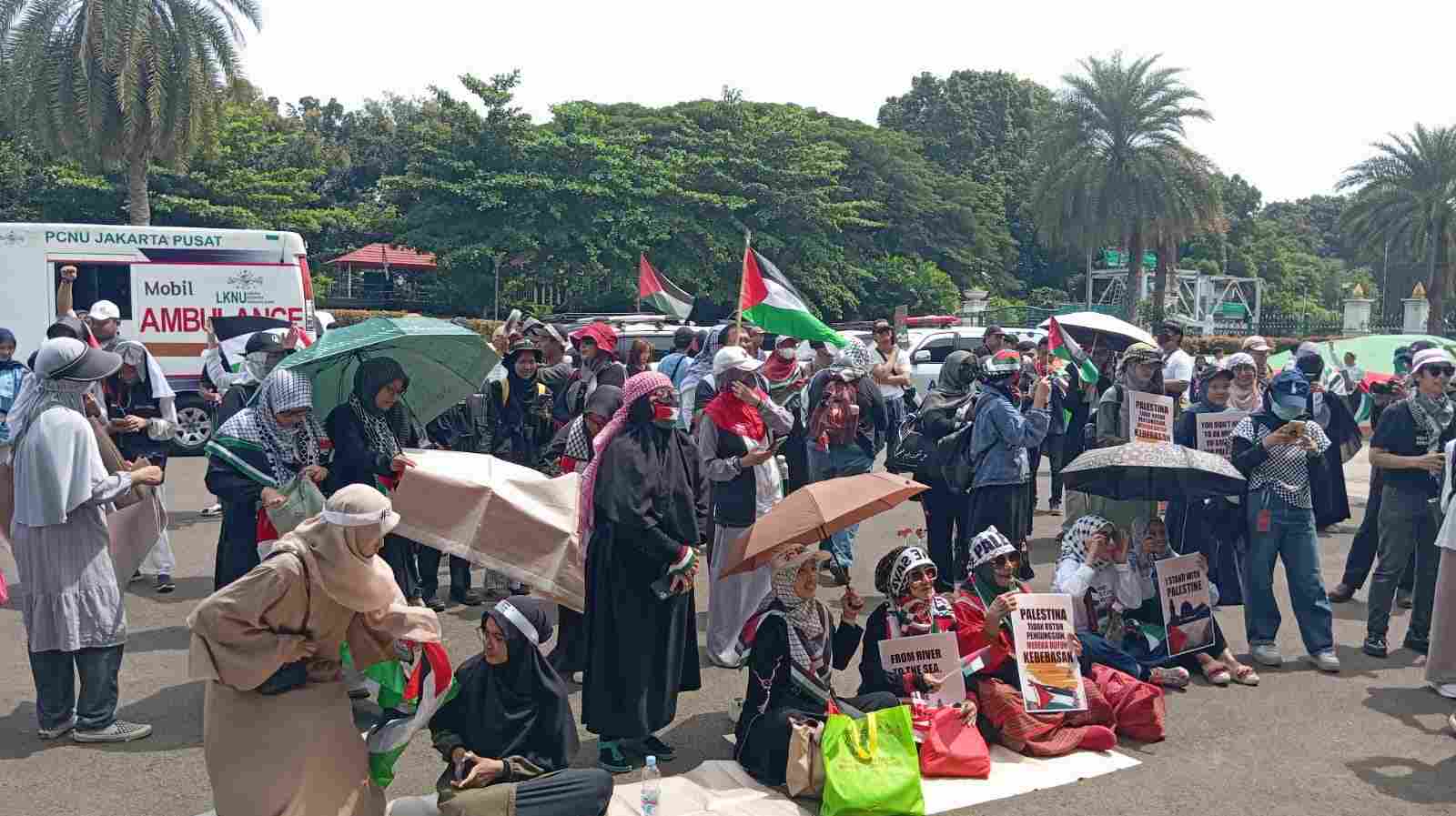 Puluhan orang menggelar aksi bela Palestina di depan kompleks Monumen Nasional (Monas), Jakarta, Selasa (22/4/2025). Fakta.com/Hanun Rifda