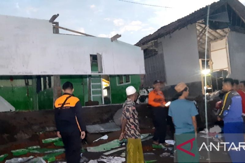 Petugas BPBD menangani rob di Desa Landangan, Kecamatan, Kabupaten Situbondo, Jawa Timur. ANTARA/HO-BPBD Situbondo