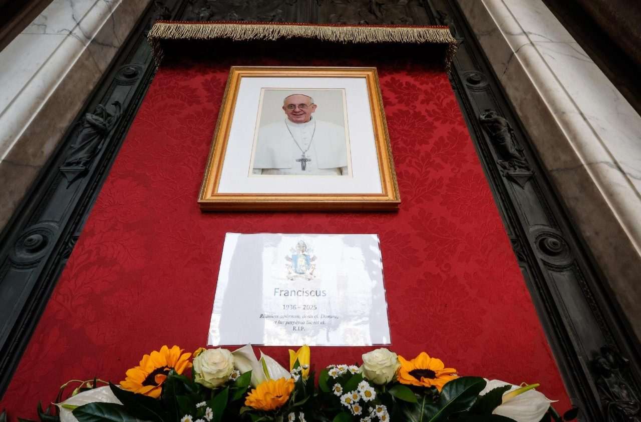 Gambar Paus Fransiskus di Basilika Santa Maria Maggiore di Roma (ANSA)
