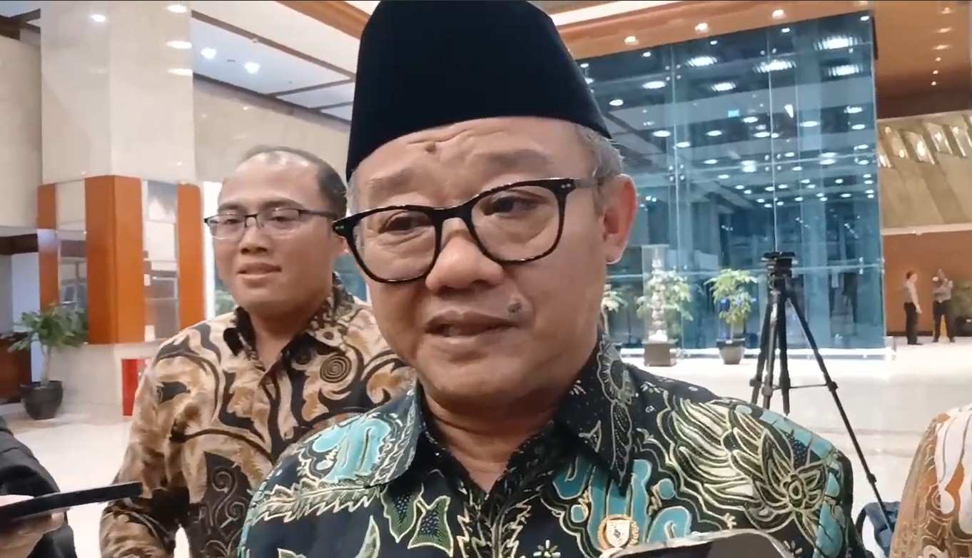 Menteri Pendidikan Dasar dan Menengah (Mendikdasmen) Abdul Mu'ti saat ditanya wartawan di Kompleks Parlemen, Jakarta, Selasa (22/4/2025). Fakta.com/Yasmino Shofa
