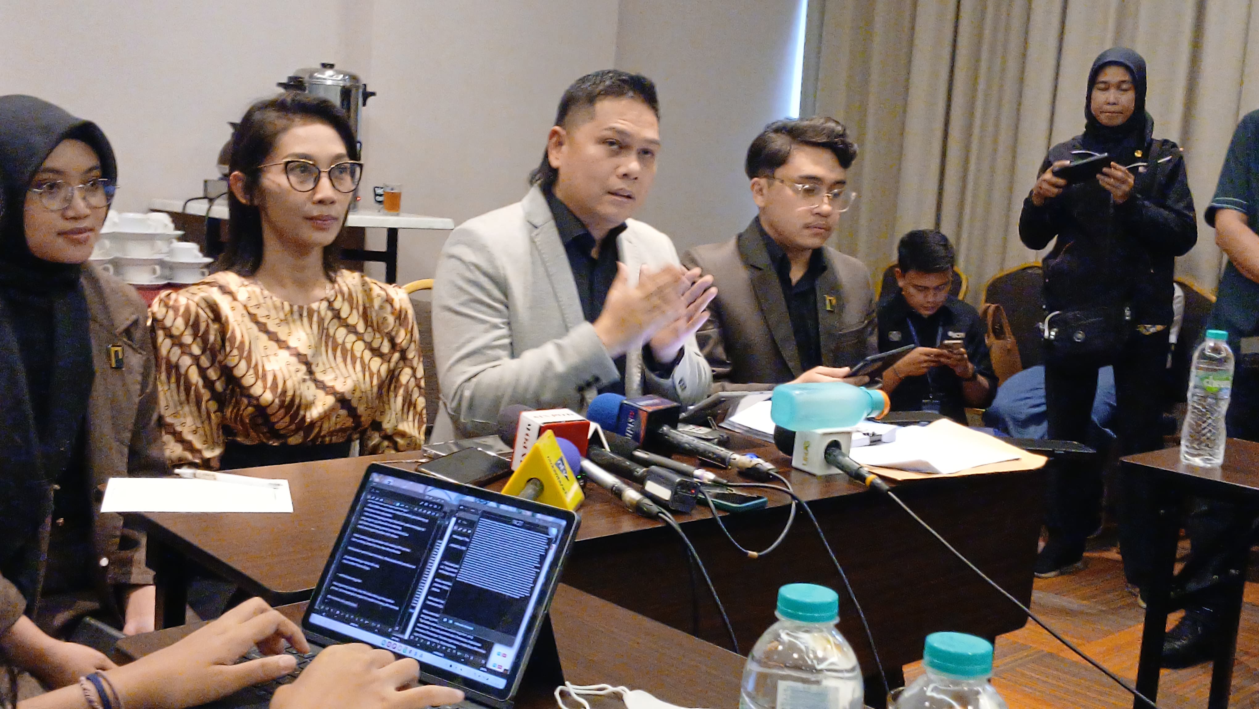 Konferensi pers Yayasan Media Berkat Nusantara bantah ada penyelewengan duit Dapur MBG Kalibata di Jakarta, Jumat (25/4/2025). (Fakta.com/Muhammad Azka Syafrizal)