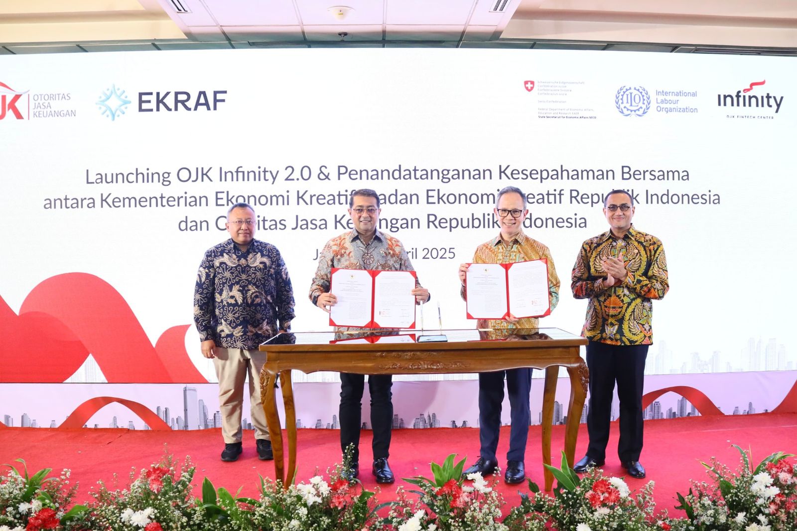 Penandatanganan MoU OJK dan Kementerian Ekonomi Kreatif terkait pendanaan industri kreatif dalam peluncuran OJK Infinity 2.0 di Jakarta, Kamis (24/4/2025). (Fakta.com/Kania Hani Musyaroh)