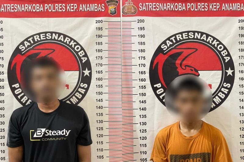 Dua karyawan honorer PLN Tarempa, Kabupaten Anambas ditangkap terkait narkoba (25/4/2025). (Polres Anambas)