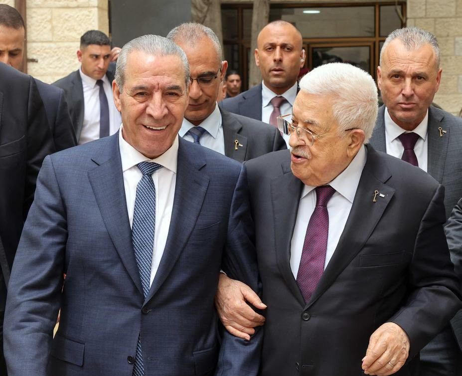 Presiden Palestina, Mahmoud Abbas, menggandeng Sekjen PLO, Hussein al-Sheikh, yang kini ditunjuk sebagai Wapres Palestina. Foto: Istimewa