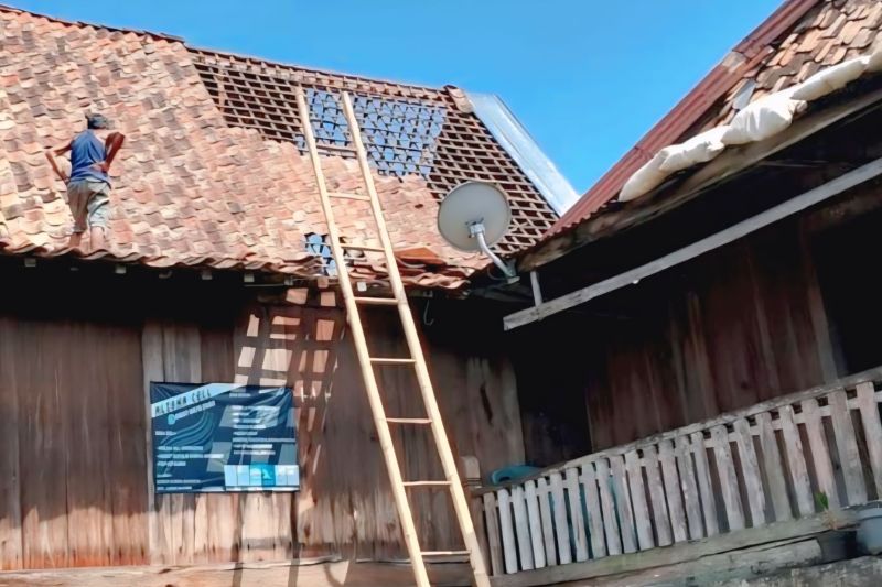 Warga Desa Banuayu, Kabupaten OKU mulai memperbaiki atap rumah yang rusak akibat diterjang angin kencang, Senin (28/4/2025). ANTARA/Edo Purmana