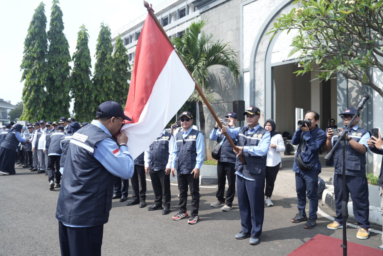 Kemenag menggelar acara prosesi pelepasan 342 petugas haji 1446 Hijriah di Asrama Haji Pondok Gede, Jakarta, Senin (28/4/2025). Foto: Dok. Kemenag