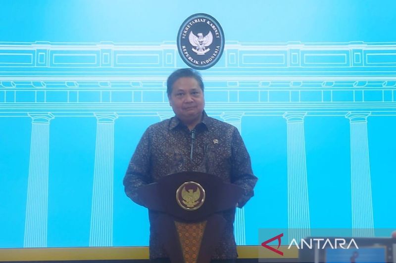 Menko Perekonomian Airlangga Hartarto menyampaikan keterangan hasil pertemuan dengan pengusaha Korsel, di Kompleks Istana Kepresidenan, Jakarta, Senin (28/4/1025). (ANTARA/Andi Firdaus)