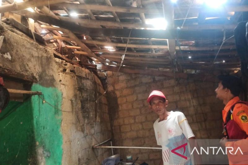 Petugas Badan Penanggulangan Bencana Daerah (BPBD) Bogor memeriksa rumah warga yang rusak setelah diterpa angin kencang di Kabupaten Bogor, Jawa Barat, Senin (28/4/2025) ANTARA/HO-BPBD Kabupaten Bogor