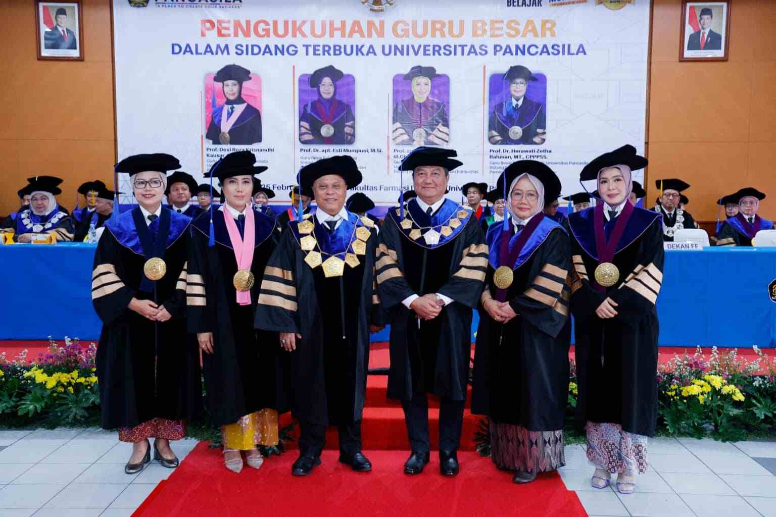 Rektor Universitas Pancasila (UP), Marsudi Wahyu Kisworo, (ketiga dari kiri) saat mengukuhkan 4 Guru Besar di UP, Selasa (25/2/2025). Foto: Dok. Universitas Pancasila