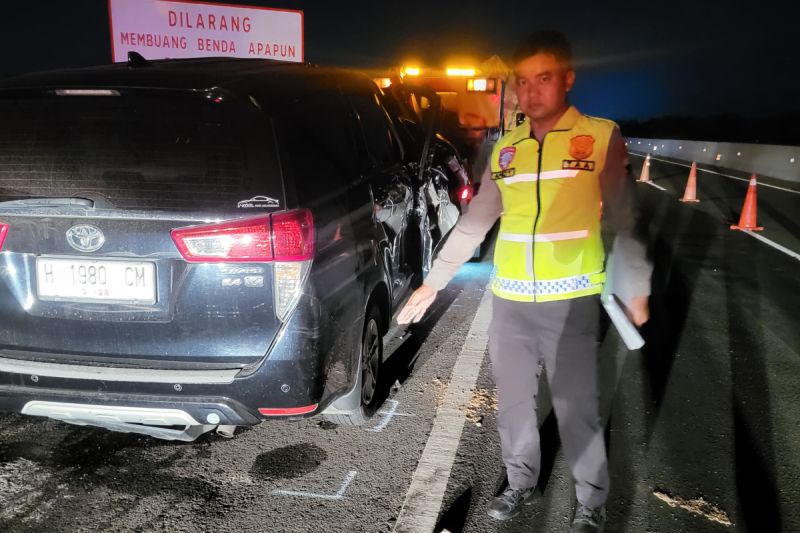 Petugas melakukan olah-TKP kecelakaan mobil yang ditumpangi anggota DPR Alamudin Dimyati Rois di KM 315 ruas tol Pemalang-Batang di Petarukan, Kabupaten Pemalang, Jumat dini hari. (ANTARA/HO-Polres Pemalang)