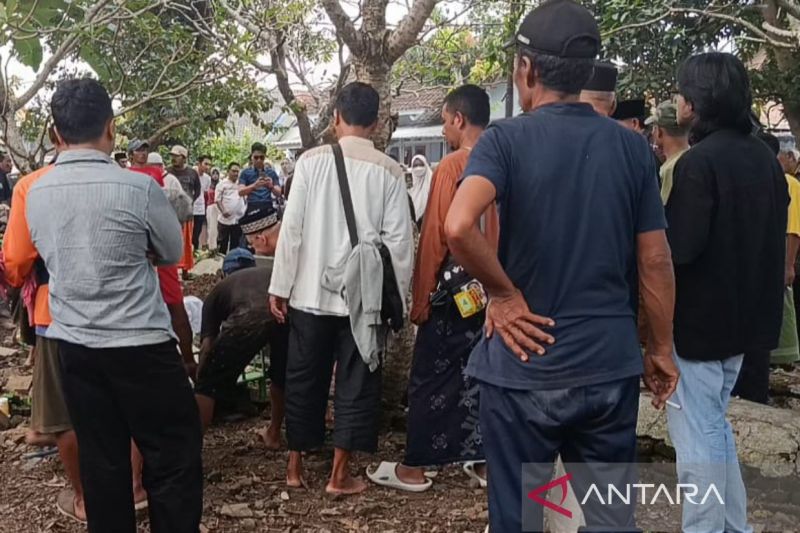 Suasana pemakaman Suhendi, calon haji asal Cirebon, Jawa Barat, yang meninggal dunia di Embarkasi Indramayu pada Jumat (2/5/2025). ANTARA/Fathnur Rohman