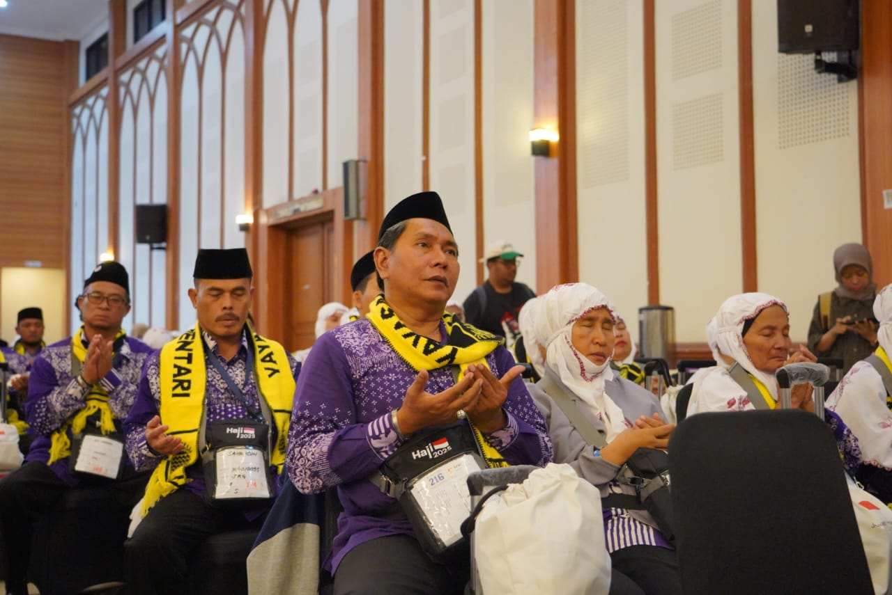 Sebanyak 393 jemaah haji Indonesia kloter pertama asal Embarkasi Jakarta Pondok Gede (JKG-01) diterbangkan menuju Arab Saudi, Jumat (1/5/2025) dini hari. Foto: Dok. Kemenag