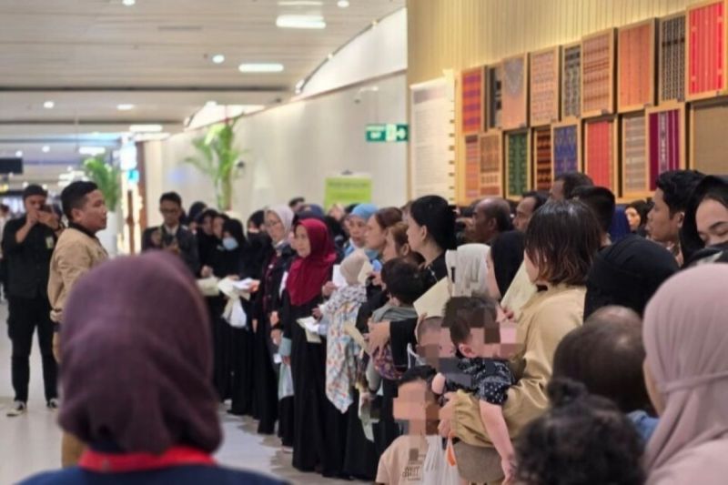 152 WNI deportasi dari Arab Saudi tiba di Bandara Internasional Soekarno-Hatta, Tangerang, dengan penerbangan komersial, Kamis (1/5/2025). ANTARA/HO-Kemlu RI