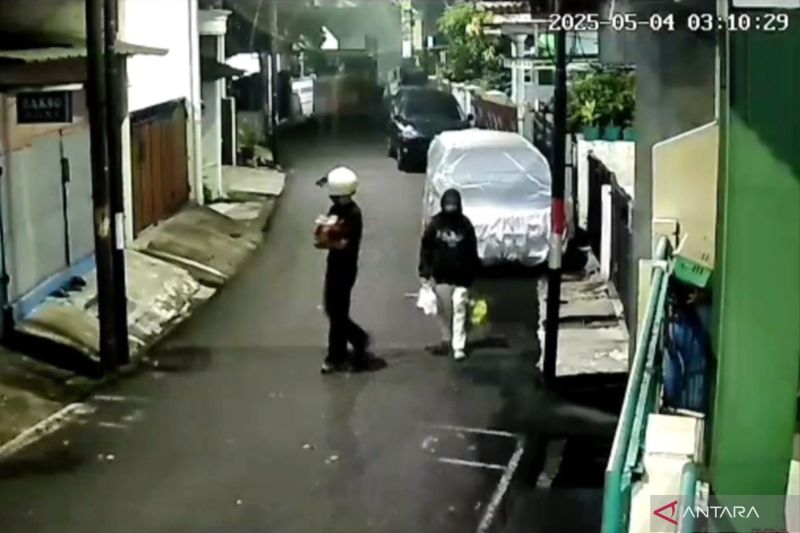 Rekaman kamera pengawas (CCTV) memperlihatkan aksi sepasang orang tua meninggalkan bayinya di kawasan Jatinegara Kaum, Pulogadung, Jakarta Timur, Minggu (4/5/2025) dini hari. ANTARA/HO-Dokumen pribadi