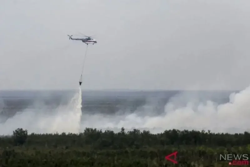 Sebuah helikopter melakukan pemadaman karhutla dari udara di Sumsel. ANTARA FOTO/Nova Wahyudi/foc