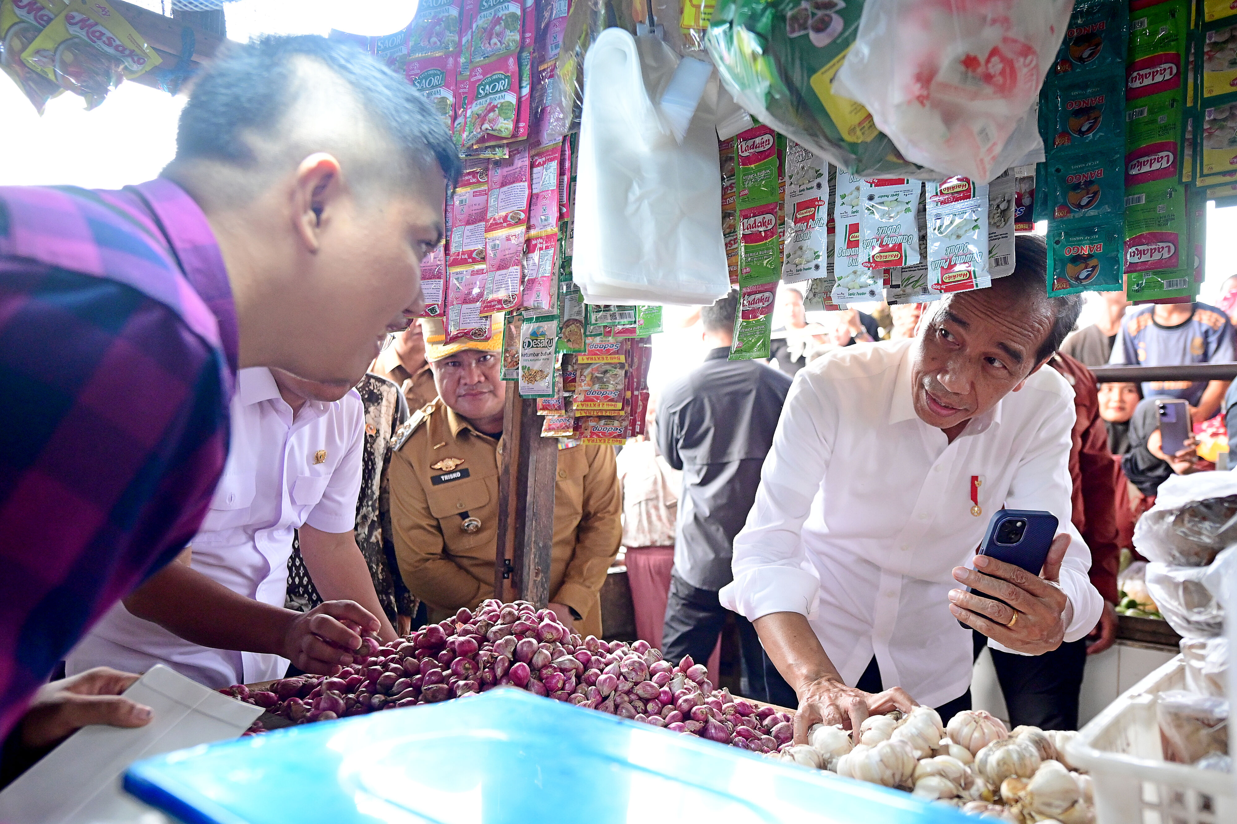 Joko Widodo saat melakukan kunjungan kerja sebagai Presiden RI di Pasar Bukit Sulat, Kota Lubuklinggau, Sumatra Selatan, Kamis (30/5/2024). (BPMI Setpres: Muchlis Jr)