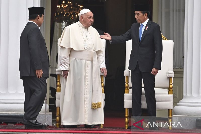Presiden Ketujuh Joko Widodo mengenalkan Presiden Terpilih Prabowo Subianto kepada Paus Fransiskus saat mengunjungi Jakarta, November 2024. Dok. Antara